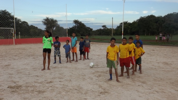 Na comunidade Panela Prefeito Zé Henrique inaugura quadra de areia com iluminação  - Imagem 12