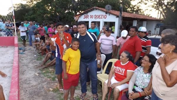 Na comunidade Panela Prefeito Zé Henrique inaugura quadra de areia com iluminação  - Imagem 7