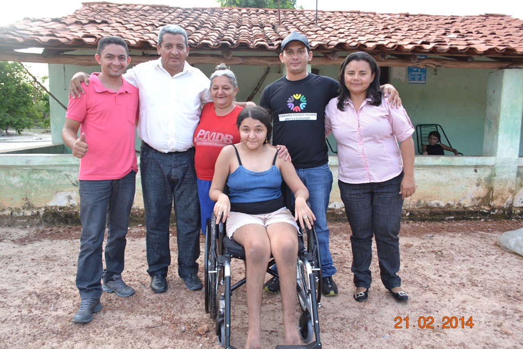 Prefeito Zé Resende e vice Prof. Dominguinhos entregam cadeiras de rodas na Zona Rural