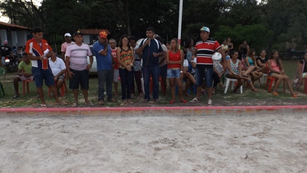 Na comunidade Panela Prefeito Zé Henrique inaugura quadra de areia com iluminação  - Imagem 16