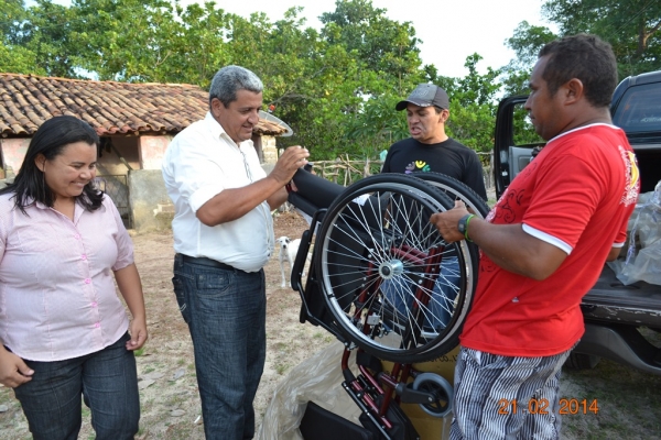 Prefeito Zé Resende e vice Prof. Dominguinhos entregam cadeiras de rodas na Zona Rural - Imagem 7
