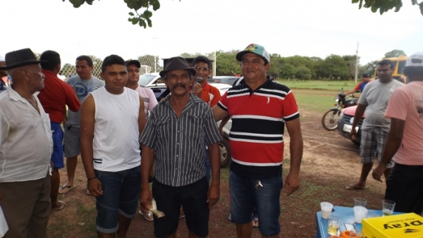 Na comunidade Panela Prefeito Zé Henrique inaugura quadra de areia com iluminação  - Imagem 18