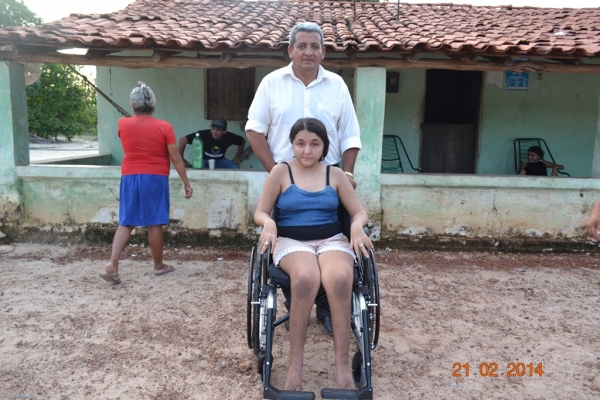Prefeito Zé Resende e vice Prof. Dominguinhos entregam cadeiras de rodas na Zona Rural - Imagem 1