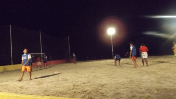 Na comunidade Panela Prefeito Zé Henrique inaugura quadra de areia com iluminação  - Imagem 2