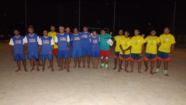 Na comunidade Panela Prefeito Zé Henrique inaugura quadra de areia com iluminação  - Imagem 3