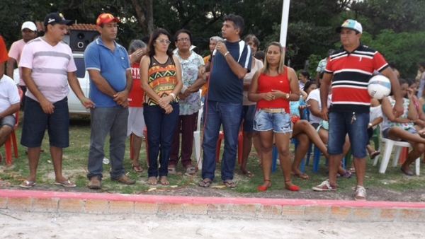 Na comunidade Panela Prefeito Zé Henrique inaugura quadra de areia com iluminação  - Imagem 11