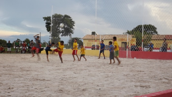 Na comunidade Panela Prefeito Zé Henrique inaugura quadra de areia com iluminação  - Imagem 8