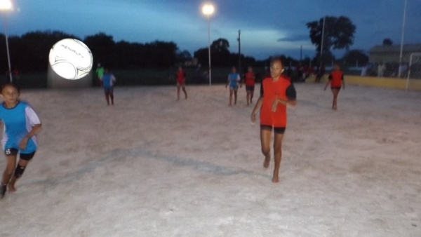 Na comunidade Panela Prefeito Zé Henrique inaugura quadra de areia com iluminação  - Imagem 4
