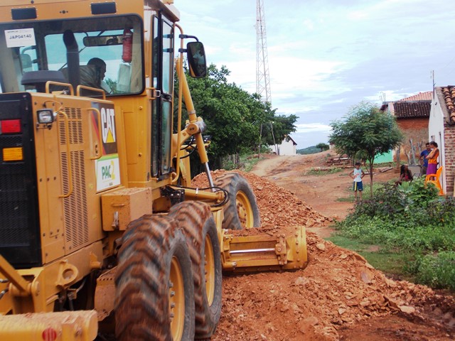 Prefeitura inicia obras de piçarramento em ruas da cidade