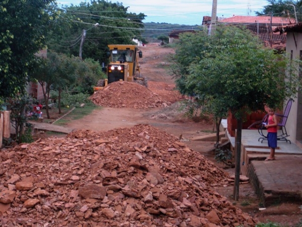Prefeitura inicia obras de piçarramento em ruas da cidade - Imagem 2