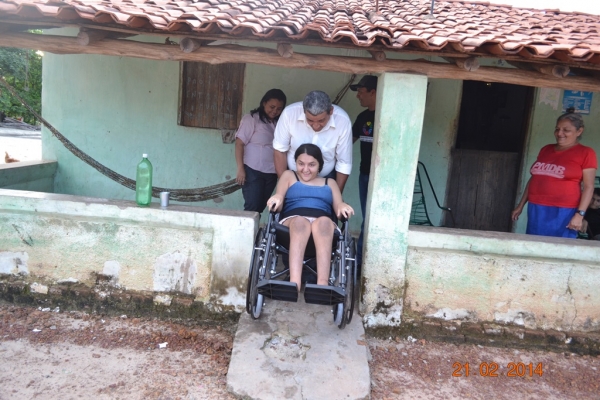 Prefeito Zé Resende e vice Prof. Dominguinhos entregam cadeiras de rodas na Zona Rural - Imagem 2