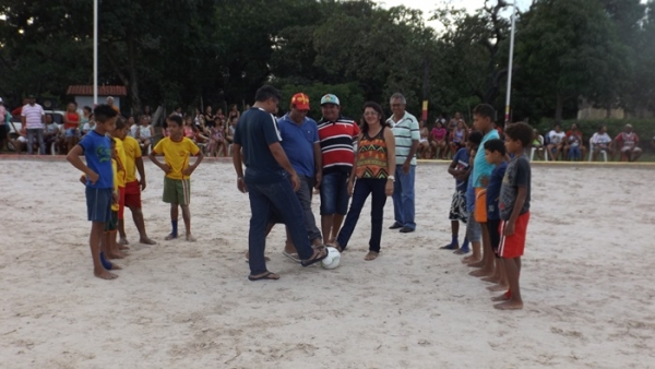 Na comunidade Panela Prefeito Zé Henrique inaugura quadra de areia com iluminação  - Imagem 9