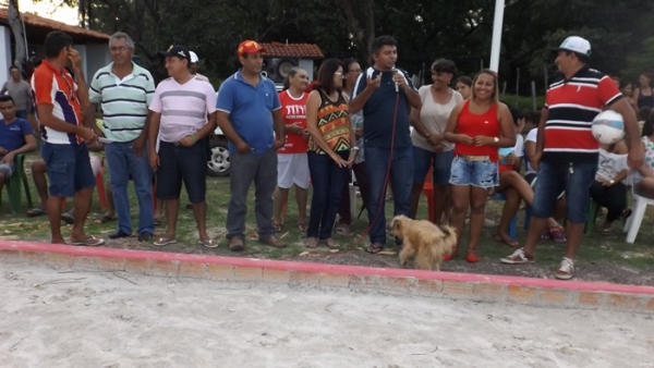 Na comunidade Panela Prefeito Zé Henrique inaugura quadra de areia com iluminação  - Imagem 10