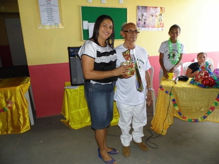 Encontro de dois grupos da melhor idade, termina em carnaval - Imagem 7