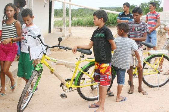 Prefeita  Claudia lobo inicia entrega  de Bicicletas para alunos do município de currais - Imagem 7