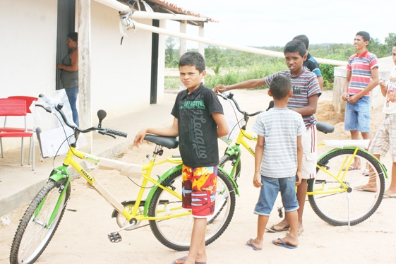 Prefeita  Claudia lobo inicia entrega  de Bicicletas para alunos do município de currais - Imagem 6
