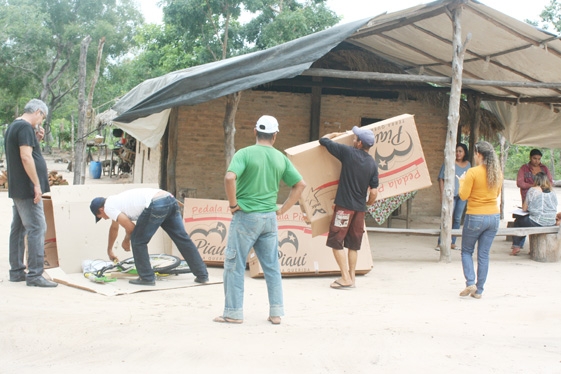 Prefeita  Claudia lobo inicia entrega  de Bicicletas para alunos do município de currais - Imagem 8
