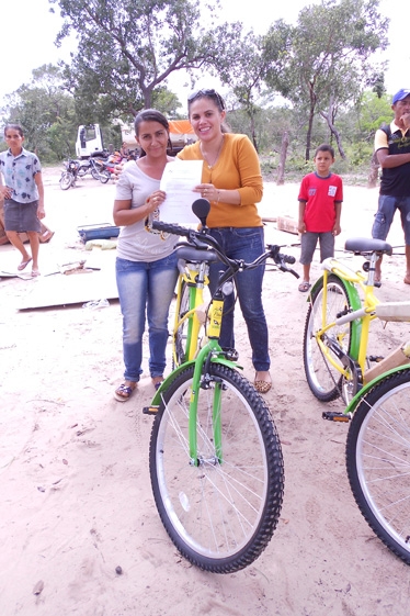 Prefeita  Claudia lobo inicia entrega  de Bicicletas para alunos do município de currais - Imagem 35