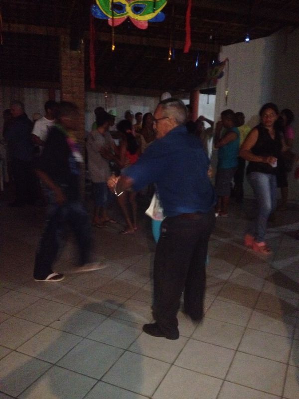 Baile de carnaval da terceira idade anima idosos em Barro Duro