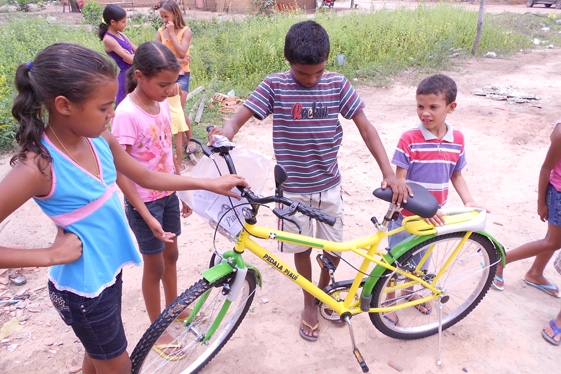 Prefeita  Claudia lobo inicia entrega  de Bicicletas para alunos do município de currais - Imagem 18