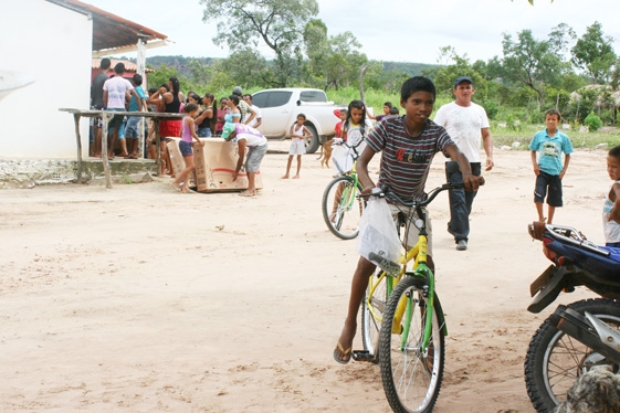 Prefeita  Claudia lobo inicia entrega  de Bicicletas para alunos do município de currais - Imagem 4