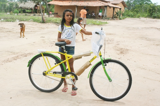 Prefeita  Claudia lobo inicia entrega  de Bicicletas para alunos do município de currais - Imagem 3