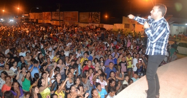 Felipão faz show gospel e atrai multidão - Imagem 2