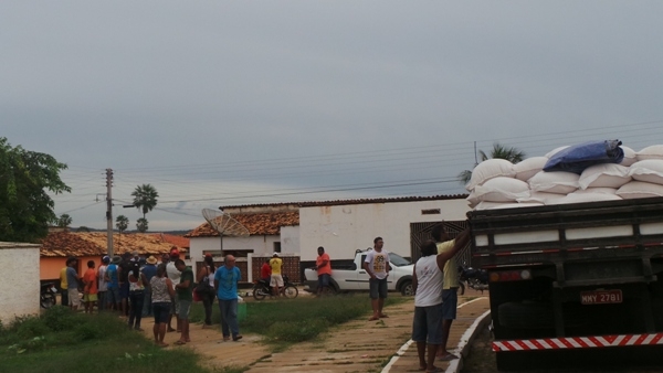 Prefeitura de Pimenteiras e Conab distribuem milho a agricultores - Imagem 12