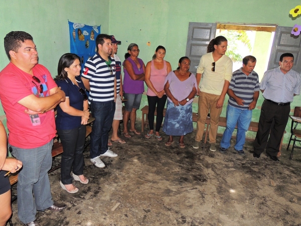 Prefeita Neuma Café participa de reunião na comunidade Vitória - Imagem 4