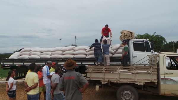 Prefeitura de Pimenteiras e Conab distribuem milho a agricultores - Imagem 8