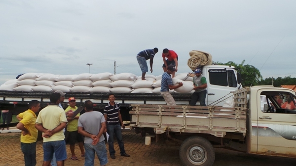 Prefeitura de Pimenteiras e Conab distribuem milho a agricultores - Imagem 7