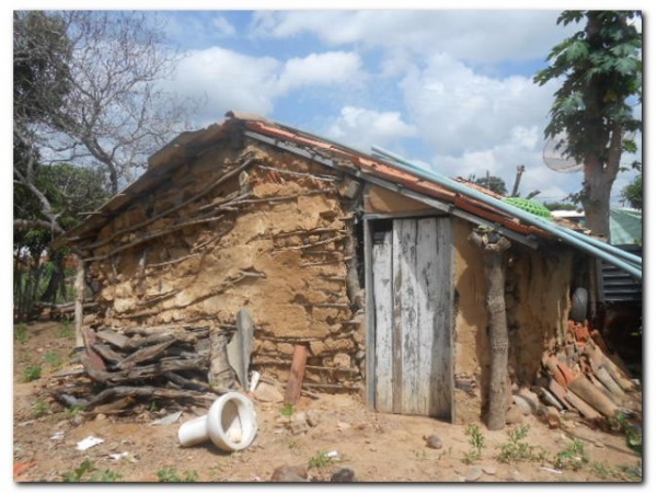 Marinete Simão da Silva vive com dois filhos e três netos em condições Subumanas - Imagem 12