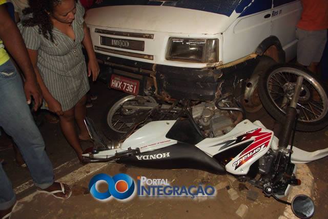 Acidente envolvendo Van escolar e moto deixa uma pessoa ferida em Oeiras
