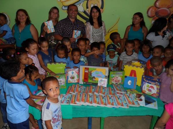 Secretaria de Educação entrega livros didáticos para a Educação Infantil