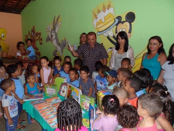 Secretaria de Educação entrega livros didáticos para a Educação Infantil - Imagem 4