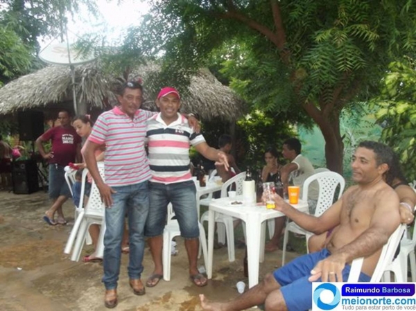 Moto taxistas se reúne com amigos e realiza confraternização - Imagem 1