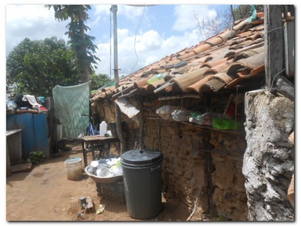 Marinete Simão da Silva vive com dois filhos e três netos em condições Subumanas - Imagem 15