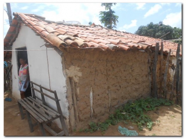 Marinete Simão da Silva vive com dois filhos e três netos em condições Subumanas - Imagem 1