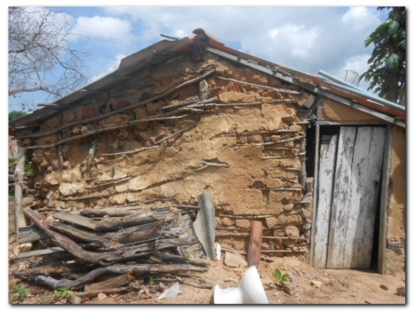 Marinete Simão da Silva vive com dois filhos e três netos em condições Subumanas - Imagem 13