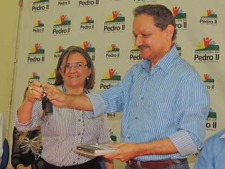 Prefeitura de Pedro II entrega ambulância ao HJGN