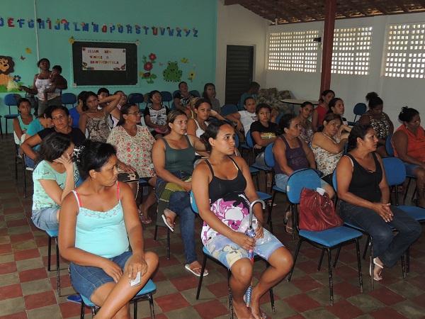 Mulheres contempladas com moradias populares participam de palestra