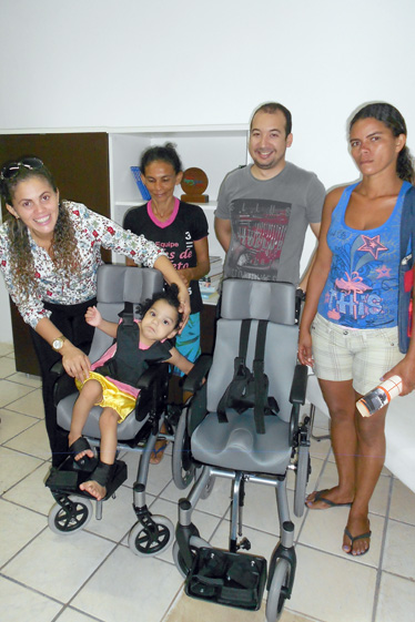 prefeita Claudia Lobo entrega cadeira de  Roda para Criança com necessidade especiais