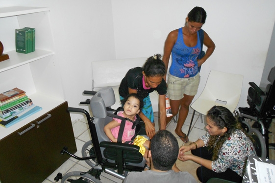 prefeita Claudia Lobo entrega cadeira de  Roda para Criança com necessidade especiais - Imagem 4