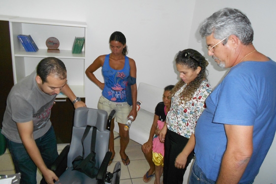 prefeita Claudia Lobo entrega cadeira de  Roda para Criança com necessidade especiais - Imagem 6