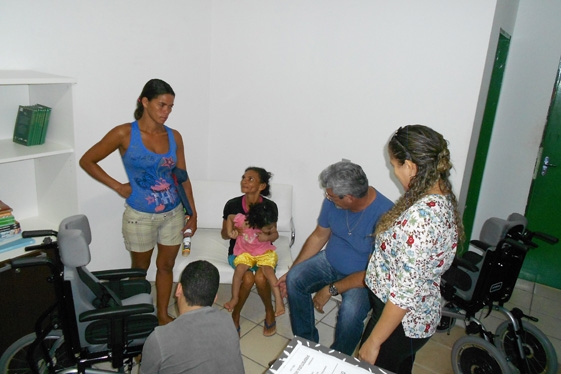 prefeita Claudia Lobo entrega cadeira de  Roda para Criança com necessidade especiais - Imagem 5