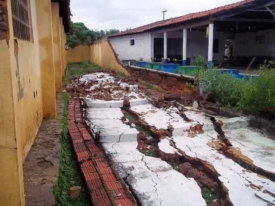 Em Agricolândia forte chuva derruba muro de Escola