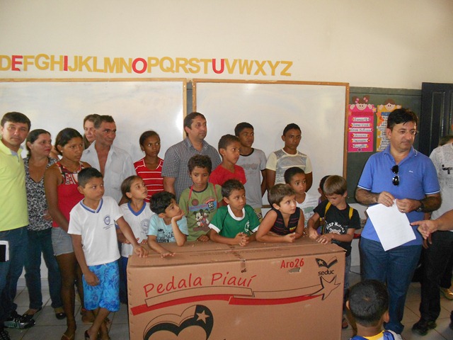 Prefeito Lourival e secretário de Educação fazem entrega de bicicletas para alunos da localidade Barro