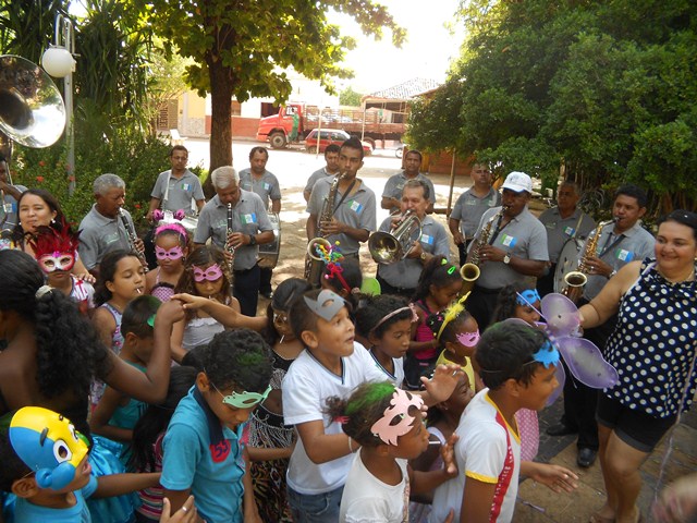 Banda Mestre Chico anima Carnaval da Escola Davis Caldas