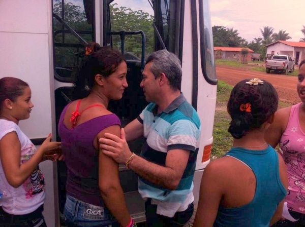 Prefeito Edílson Capote acompanha ônibus do Projeto Prefeitura na Comunidade - Imagem 6