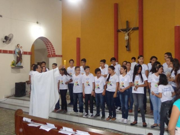 26 Crianças recebem o sacramento da primeira comunhão. - Imagem 3